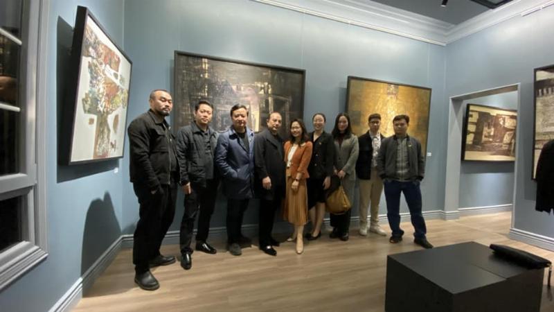 Hình ảnh minh họa trừu tượng về giá trị của thời gian, có thể thể hiện hình ảnh đồng hồ cát kết hợp với các biểu tượng của cơ hội, tiền bạc hoặc sự phát triển.